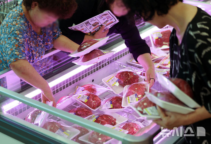 [서울=뉴시스] 김선웅 기자 = 18일 서울 서초구 농협 하나로마트 양재점에서 여름 휴가철을 맞아 한우 할인판매행사가 열려 고객들이 한우를 구매하고 있다. 2025.07.18. mangusta@newsis.com