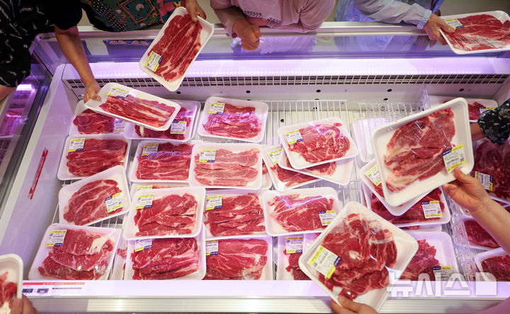 [서울=뉴시스] 김선웅 기자 = 서울 서초구 농협 하나로마트 양재점에서 한우 할인판매행사가 열려 고객들이 한우를 구매하고 있다. 2025.07.18. mangusta@newsis.com