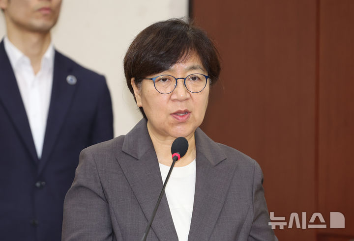 [서울=뉴시스] 고승민 기자 = 정은경 보건복지부 장관 후보자가 18일 서울 여의도 국회 보건복지위원회에서 열린 인사청문회에서 모두발언을 하고 있다. 2025.07.18. kkssmm99@newsis.com