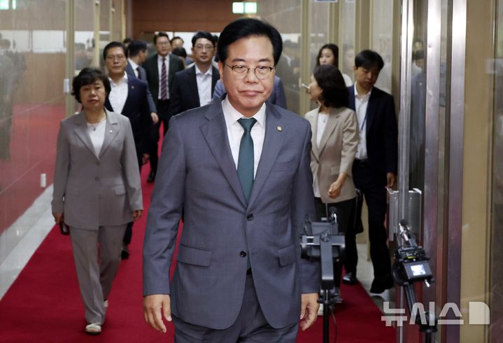 [서울=뉴시스] 조성봉 기자 = 송언석 국민의힘 비상대책위원장 겸 원내대표와 법사위원들이 18일 오전 서울 여의도 국회의장실에서 '무차별적 압수수색 영장남발 협조' 관련 항의방문을 마치고 밖으로 나서고 있다. 2025.07.18. suncho21@newsis.com