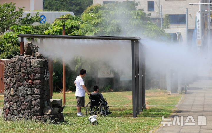 [서귀포=뉴시스] 우장호 기자 = 제주 해안지역을 중심으로 폭염특보가 내려진 18일 오전 서귀포시 자구리공원 내 쉼터에서 더위를 식히는 쿨링포그가 가동되고 있다. 기상청은 최근 이어진 흐린 날씨로 해제됐던 폭염주의보를 이날 오전 제주도 북부, 서부, 동부 지역에 다시 발효했다. 2025.07.18. woo1223@newsis.com