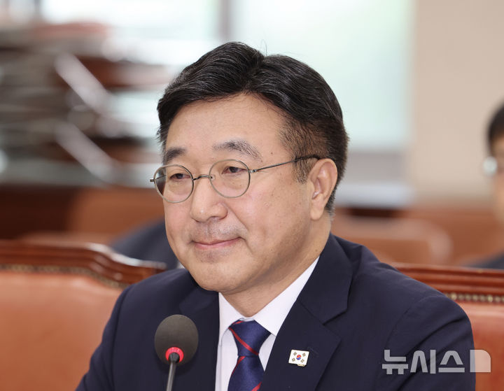 [서울=뉴시스] 김명년 기자 = 윤호중 행정안전부 장관 후보자가 18일 서울 여의도 국회 행정안전위원회에서 열린 인사청문회에서 의원 질의를 듣고 있다. 2025.07.18. kmn@newsis.com