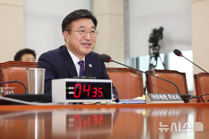 [서울=뉴시스] 김명년 기자 = 윤호중 행정안전부 장관 후보자가 18일 서울 여의도 국회 행정안전위원회에서 열린 인사청문회에서 답변하고 있다. 2025.07.18. kmn@newsis.com