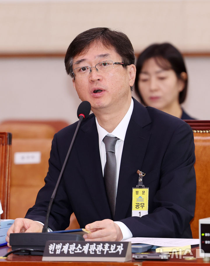 [서울=뉴시스] 김명년 기자 = 오영준 헌법재판관 후보자가 18일 오전 서울 여의도 국회 법제사법위원회에서 열린 인사청문회에 출석해 의원 질의에 답하고 있다. 2025.07.18. kmn@newsis.com