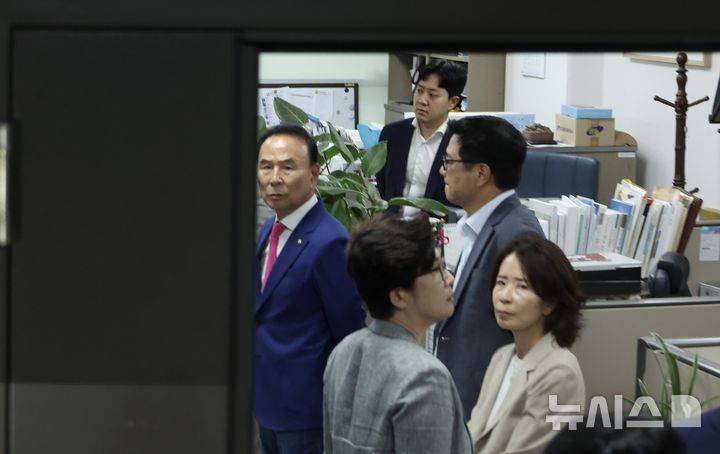 [서울=뉴시스] 조성봉 기자 = 김건희 특검팀이 권성동 국민의힘 의원에 대한 압수수색을 진행중인 18일 서울 여의도 국회 의원회관 권성동 의원실에서 박덕흠 의원을 비롯한 국민의힘 의원들이 압수수색에 반발해 집결해 있다. 2025.07.18. suncho21@newsis.com
