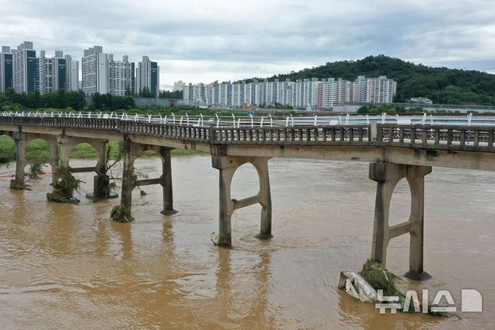 [광주=뉴시스] 이영주 기자 = 18일 오후 광주 북구 동림동 옛산동교 중단부가 전날 내린 폭우로 파손, 출입이 통제되고 있다. 광주 유일 6·25 전적지인 산동교는 그간 시민들의 산책로로 이용돼왔다. 2025.07.18. leeyj2578@newsis.com