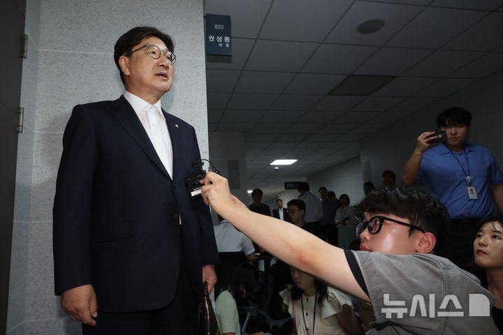 [서울=뉴시스] 조성봉 기자 = 권성동 국민의힘 의원이 18일 서울 여의도 국회 의원회관에서 김건희 특검의 압수수색이 진행중인 자신의 의원실로 이동하고 있다. 2025.07.18. suncho21@newsis.com