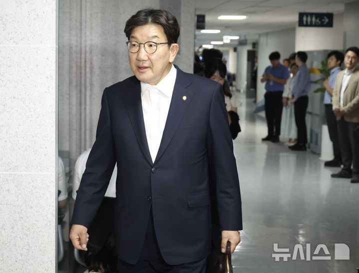 [서울=뉴시스] 조성봉 기자 = 권성동 국민의힘 의원이 18일 서울 여의도 국회 의원회관에서 김건희 특검의 압수수색이 진행중인 자신의 의원실로 이동하고 있다. 2025.07.18. suncho21@newsis.com