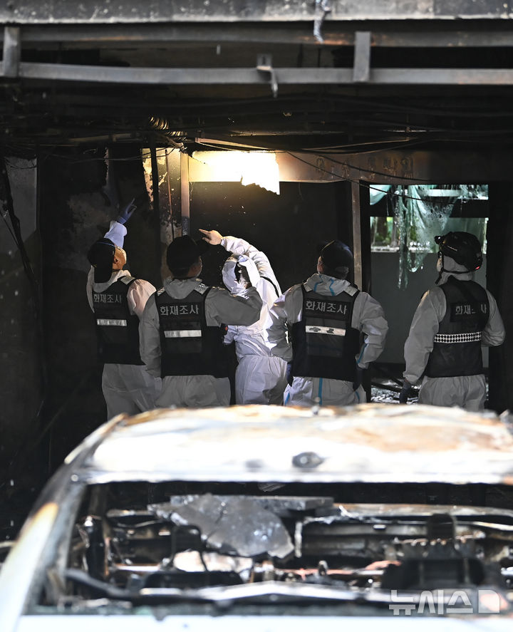 [광명=뉴시스] 김종택 기자 = 경찰과 소방 및 국립과학수사연구원 등 관계자들이 18일 경기 광명시 아파트 화재현장에서 합동감식을 하고 있다. 앞서 지난 17일 오후 9시5분께 이 아파트 주차장 필로티 천장에서 불이나 1명이 숨지고 64명이 부상을 입었다. 2025.07.18. jtk@newsis.com