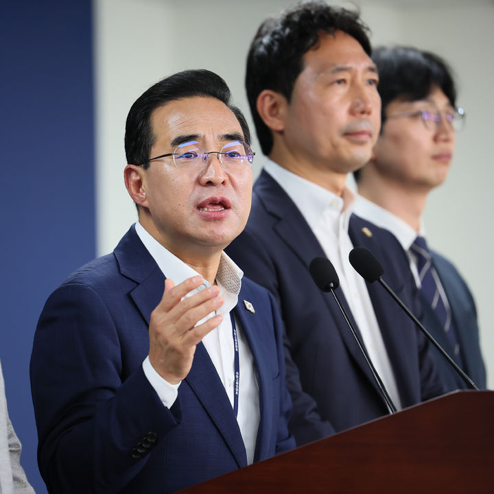 [서울=뉴시스] 김명원 기자 = 박홍근 국정기획위원회 기획분과장이 18일 오전 서울 종로구 정부서울청사 창성동 별관 국정기획위원회에서 전세사기 피해자 간담회 사후 브리핑을 하고 있다. (사진=국정기획위 제공) 2025.07.18. photo@newsis.com *재판매 및 DB 금지