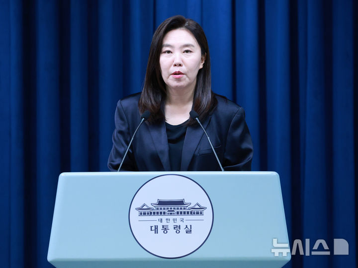 [서울=뉴시스] 고범준 기자 = 강유정 대변인이 18일 서울 용산 대통령실 청사에서 집중호우 대처상황 점검회의 및 청년담당관 관련 브리핑을 하고 있다. 2025.07.18. bjko@newsis.com