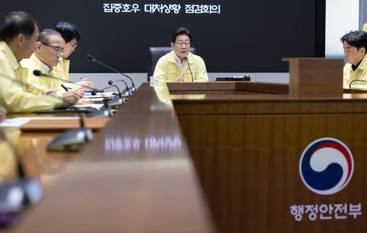 [서울=뉴시스] 이재명 대통령이 18일 정부서울청사 중앙재난안전상황실 서울상황센터에서 열린 집중호우 대처상황 점검회의에서 발언하고 있다. (사진=대통령실 제공) 2025.07.18. photo@newsis.com *재판매 및 DB 금지