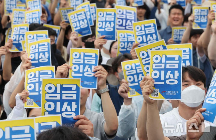 [서울=뉴시스] 황준선 기자 = 전국공무원노동조합 2030 청년위원회 소속 조합원들이 지난 7월 18일 오후 서울 종로구 경복궁 서십자각 터 인근에서 '공무원 임금인상! 청년공무원 300인 집회'를 열고 구호를 외치고 있다. 2025.07.18. hwang@newsis.com