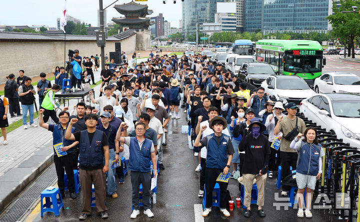 [서울=뉴시스] 황준선 기자 = 전국공무원노동조합 2030 청년위원회 소속 조합원들이 18일 오후 서울 종로구 경복궁 서십자각 터 인근에서 '공무원 임금인상! 청년공무원 300인 집회'를 열고 민중의례를 하고 있다. 2025.07.18. hwang@newsis.com