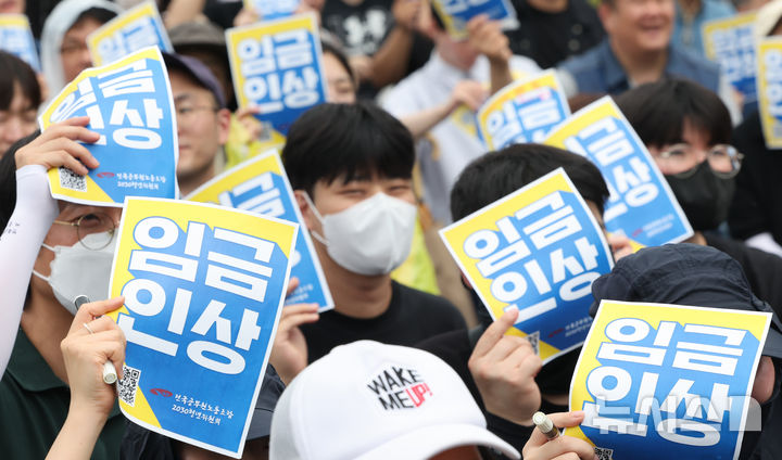 [서울=뉴시스] 황준선 기자 = 전국공무원노동조합 2030 청년위원회 소속 조합원들이 18일 오후 서울 종로구 경복궁 서십자각 터 인근에서 '공무원 임금인상! 청년공무원 300인 집회'를 열고 구호를 외치고 있다. 2025.07.18. hwang@newsis.com