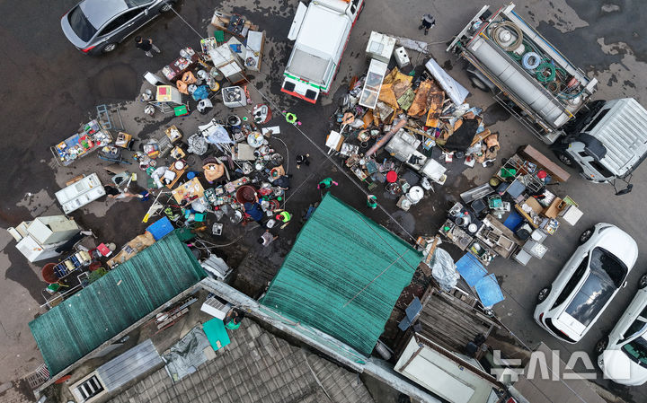 [대구=뉴시스] 이무열 기자 = 18일 대구 북구 노곡동 한 가정집에서 주민과 자원봉사자들이 침수 피해 복구 작업을 하고 있다.노곡동 일대는 전날 내린 집중호우로 인해 물에 잠겼다. 2025.07.18. lmy@newsis.com