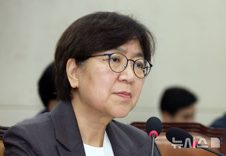 [서울=뉴시스] 고승민 기자 = 정은경 보건복지부 장관 후보자가 18일 서울 여의도 국회 보건복지위원회에서 열린 인사청문회에서 질의하는 최보윤 국민의힘 의원을 바라보고 있다. 2025.07.18. kkssmm99@newsis.com