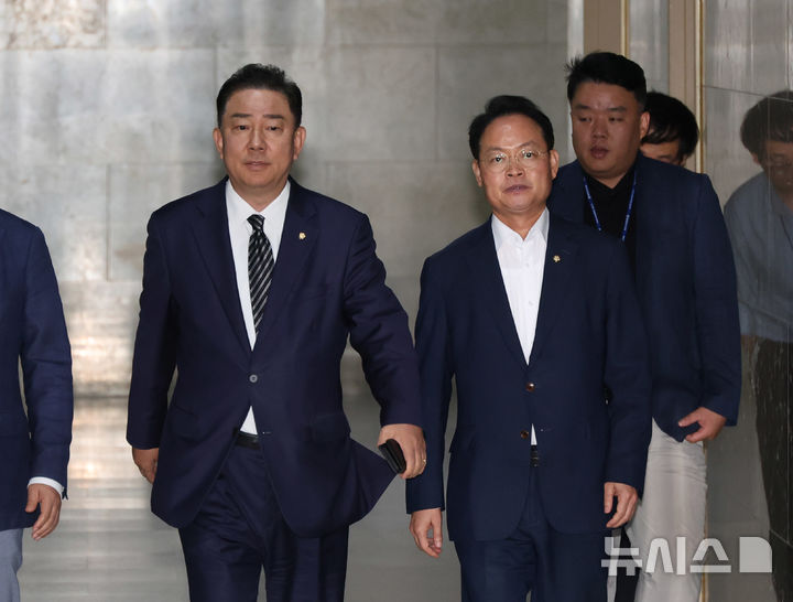 [서울=뉴시스] 김명년 기자 = 김병기 더불어민주당 대표 직무대행 겸 원내대표와 허영 원내정책수석부대표가 18일 오후 서울 여의도 국회 운영위원장실에서 송언석 국민의힘 비상대책위원장 겸 원내대표와의 회동을 위해 이동하고 있다. 2025.07.18. kmn@newsis.com