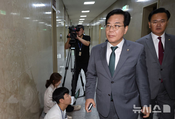 [서울=뉴시스] 김명년 기자 = 송언석 국민의힘 비상대책위원장 겸 원내대표와 유상범 원내운영수석부대표가 18일 오후 서울 여의도 국회 운영위원장실에서 김병기 더불어민주당 대표 직무대행 겸 원내대표와 회동을 위해 이동하고 있다. 2025.07.18. kmn@newsis.com