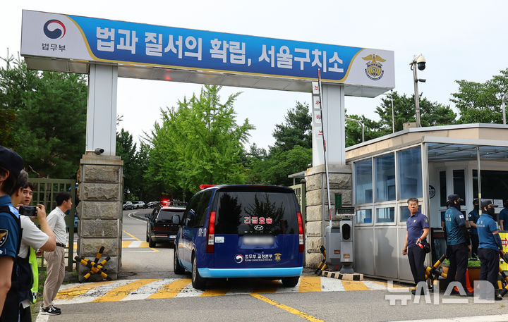 [의왕=뉴시스] 황준선 기자 = 18일 오후 구속적부심을 마친 윤석열 전 대통령이 탑승한 것으로 추정되는 호송 차량이 경기 의왕시 서울구치소로 들어서고 있다. 2025.07.18. hwang@newsis.com