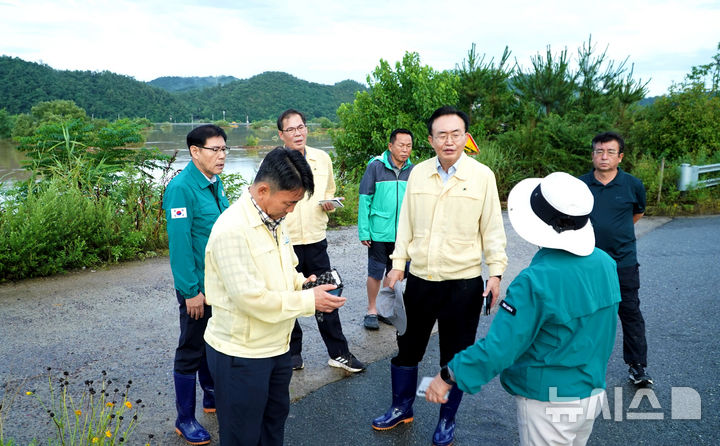 윤병태 나주시장이 18일 오전 폭우로 침수된 농경지 피해 상황을 살펴보고 있다. (사진=나주시 제공) photo@newsis.com
