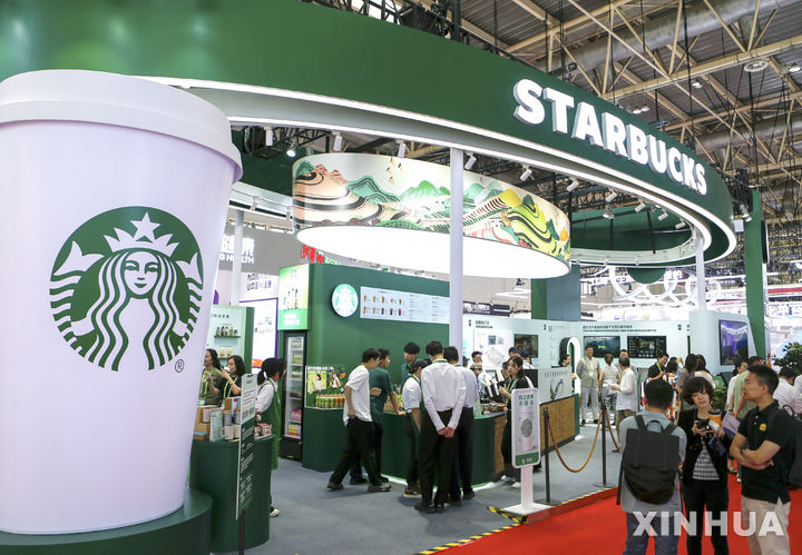 [베이징=신화통신/뉴시스] 2025년 7월 17일 중국 수도 베이징에서 열린 제3회 중국 국제 공급망 엑스포(CISCE) 기간 중 스타벅스 부스의 모습. 2025.07.18.