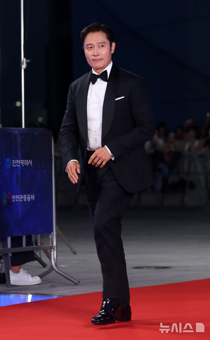 [인천=뉴시스] 김혜진 기자 = 배우 이병헌이 18일 오후 인천 중구 파라다이스시티에서 열린 제4회 청룡시리즈어워즈에서 포즈를 취하고 있다. 2025.07.18. jini@newsis.com