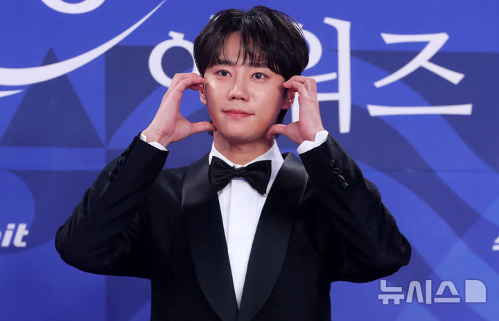 [인천=뉴시스] 김혜진 기자 = 배우 이준영이 18일 오후 인천 중구 파라다이스시티에서 열린 제4회 청룡시리즈어워즈에서 포즈를 취하고 있다. 2025.07.18. jini@newsis.com