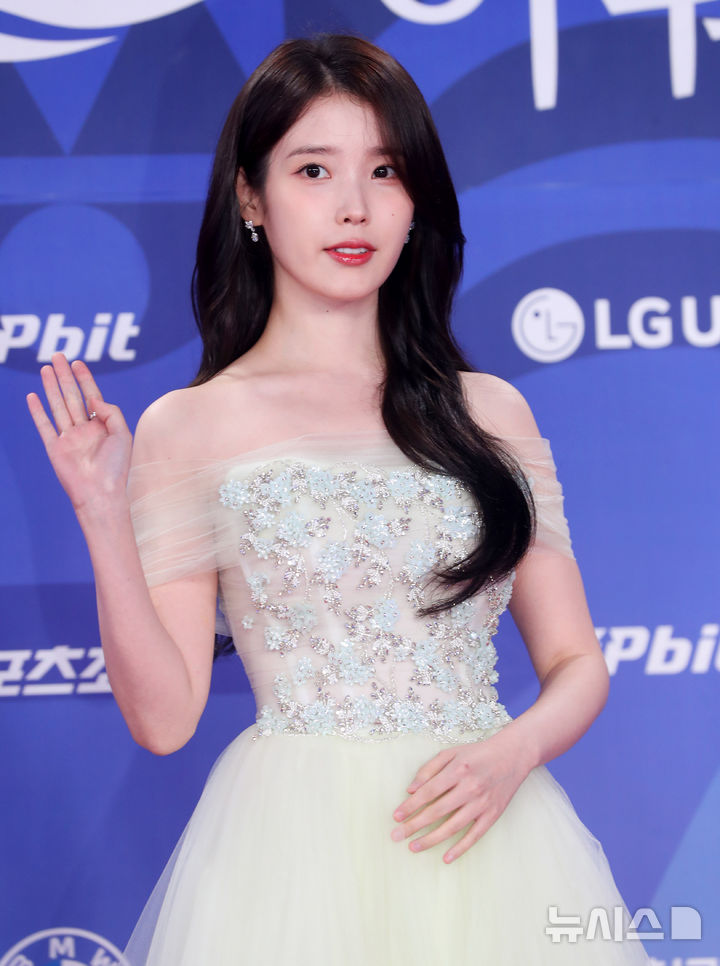 [인천=뉴시스] 김혜진 기자 = 배우 이지은이 18일 오후 인천 중구 파라다이스시티에서 열린 제4회 청룡시리즈어워즈에서 포즈를 취하고 있다. 2025.07.18. jini@newsis.com