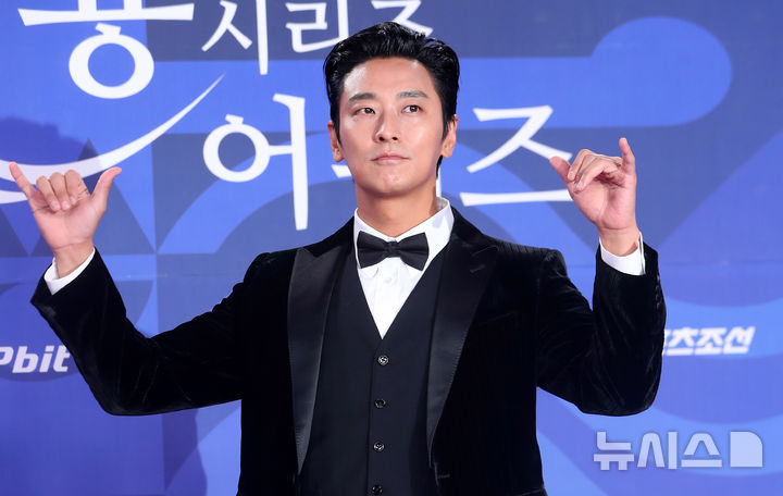 [인천=뉴시스] 김혜진 기자 = 배우 주지훈이 18일 오후 인천 중구 파라다이스시티에서 열린 제4회 청룡시리즈어워즈에서 포즈를 취하고 있다. 2025.07.18. jini@newsis.com