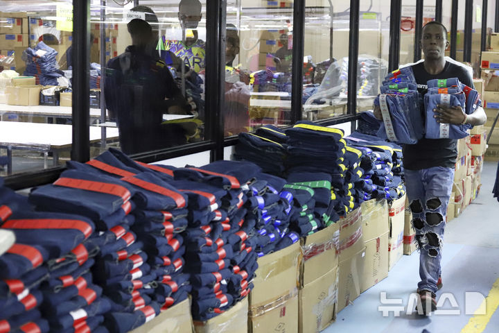 [나이로비= AP/뉴시스] 케냐의 수도 나이로비 교외의 루아라카에 있는 한 의류 공장에서 상품을 정리하는 미국 출신 흑인 노동자. 2025.07.27. 