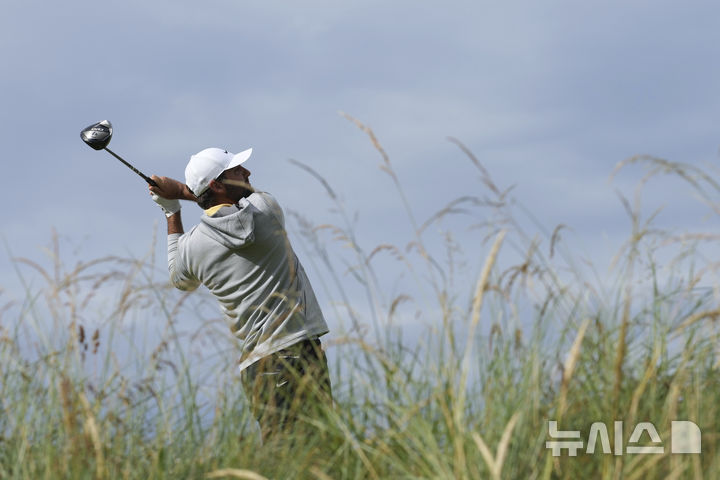 [포트러시=AP/뉴시스] 스코티 셰플러가 18일(현지 시간) 북아일랜드 포트러시의 로열 포트러시 골프클럽에서 열린 제153회 디오픈(브리티시오픈) 2라운드 8번 홀에서 티샷하고 있다. 2025.07.19.