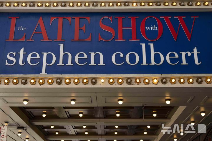 [뉴욕=AP/뉴시스]미 CBS 방송의 인기 심야 프로그램 "더 레이트 쇼(The Late Show)가 녹화된 뉴욕의 에드 설리번 극장 간판. 코미디언이자 정치 평론가인 진행자 에드 콜베르의 이름이 함께 씌여 있다. 2025.7.19.