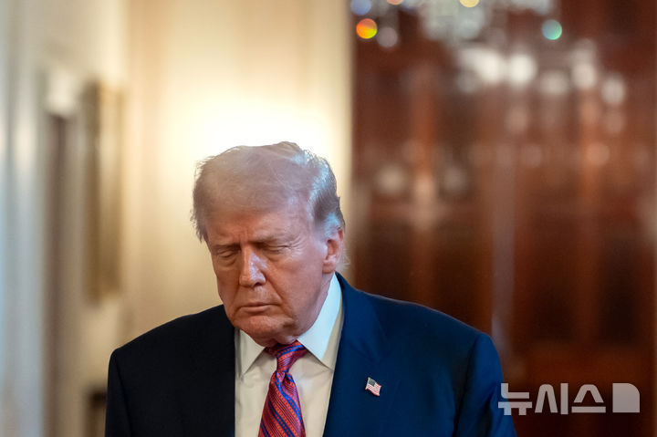 [워싱턴=AP/뉴시스] 도널드 트럼프 미 대통령이 지난 18일(현지 시간) 스테이블코인 관련 지니어스(GENIUS) 법에 서명하기 위해 백악관 집무실에 들어서며 어두운 표정을 짓고 있다. 취임 6개월을 맞은 트럼프 대통령의 지지율이 42%로 하락한 것으로 나타났다. 2025.07.21.