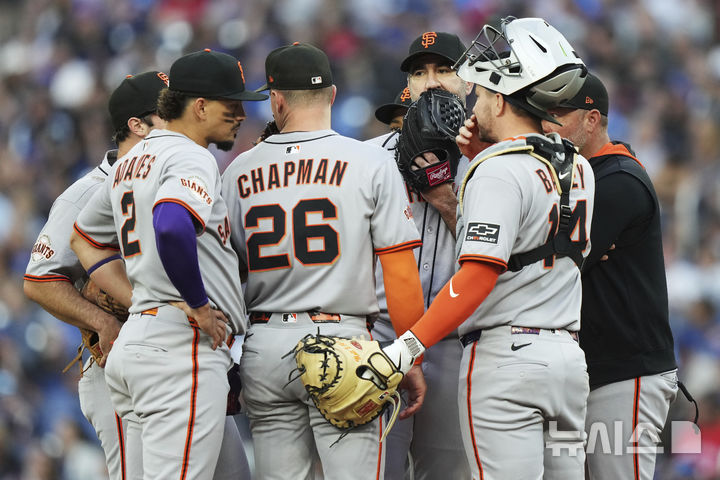 [토론토=AP/뉴시스] 샌프란시스코 자이언츠 선수단이 18일(현지 시간) 캐나다 토론토의 로저스 센터에서 열린 2025 메이저리그 토론토 블루제이스와의 경기 2회말 마운드에서 대화를 나누고 있다. 2025.07.19.