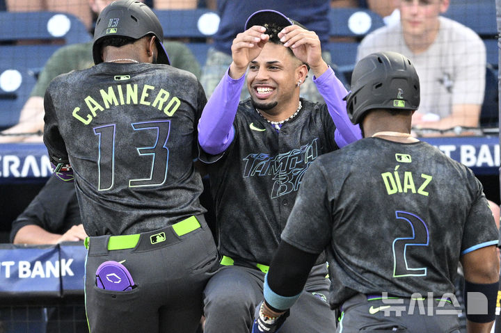 [탬파=AP/뉴시스] 탬파베이 레이스의 주니어 카미네로(왼쪽)가 18일(현지 시간)&nbsp; 미국 플로리다주 탬파 조지 M. 스타인브레너 필드에서 열린 2025 메이저리그(MLB) 볼티모어 오리올스와의 경기 1회 홈런을 친 뒤 동료들과 자축하고 있다. 2025.07.19.