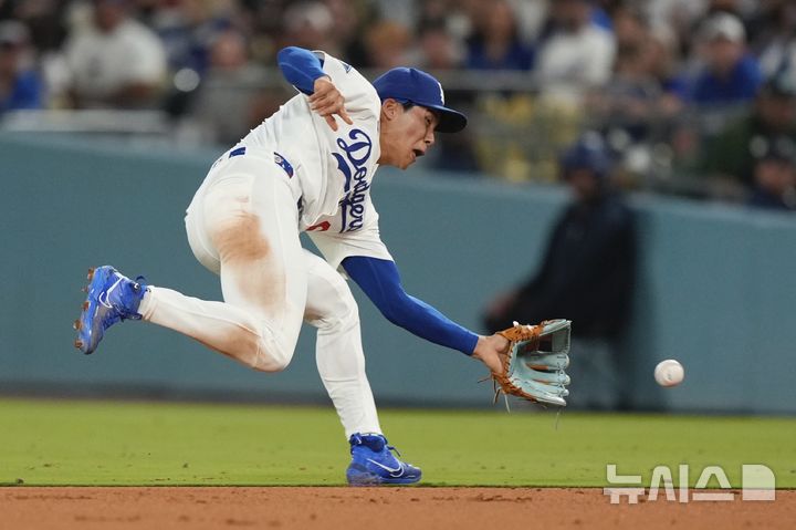 [로스앤젤레스=AP/뉴시스] LA 다저스의 2루수 김혜성이 18일(현지 시간) 미 캘리포니아주 로스앤젤레스 다저스타디움에서 열린 2025 메이저리그 밀워키 브루어스전 7회 1사 1루에 상대 제이크 바우어스의 타구를 처리하고 있다. 2025.07.19.