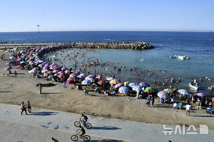 [서울=AP/뉴시스] 알제리의 한 해변 마을이 남성의 반바지 수영복 착용을 금지했다가 이틀 만에 철회했다. 2025.07.24