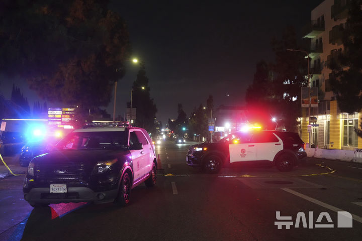 [로스앤젤레스=AP/뉴시스]  19일 주말새벽에 일어난 로스앤젤레스의 버몬트 나이트클럽 앞 차량 돌진 사건 현장에서 경찰 순찰차량들이 인도의 인파 속으로 일부러 돌진한 사고 경위를 조사하고 있다.  2025.07.23.  
