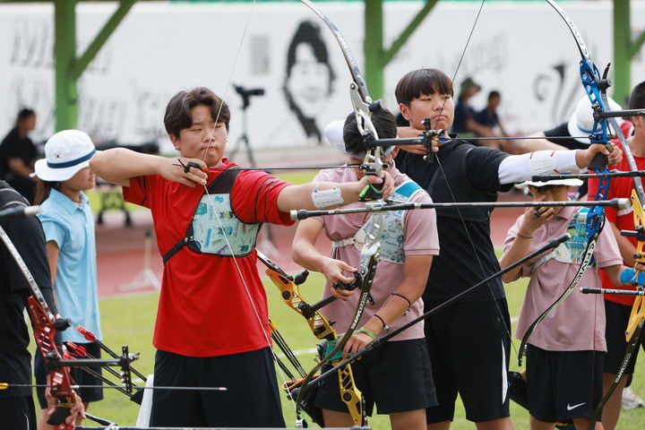 [예천=뉴시스] 선수들이 활시위를 당기고 있다. (사진=예천군 제공) 2025.07.19. photo@newsis.com *재판매 및 DB 금지