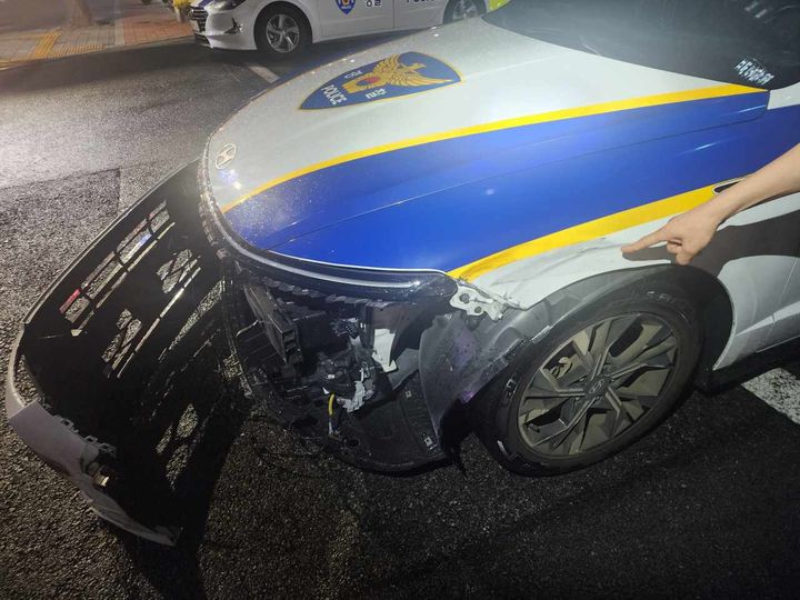 [부산=뉴시스] 18일 오후 10시8분께 부산 부산진구의 한 도로에서 음주운전을 하다 경찰차와 차량을 들이받고 도주한 30대 남성이 경찰에 붙잡혔다. 이 사고로 시민 1명이 부상을 입고, 순찰차 등 차량 2대가 파손됐다. (사진=부산남부경찰서 제공) 2025.07.18. photo@newsis.com *재판매 및 DB 금지