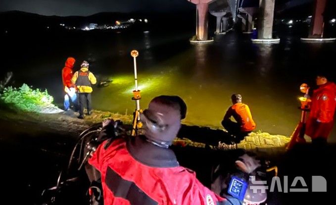 [구미=뉴시스] 송종욱 기자 = 지난 18일 오후 8시19분께 경북 구미시 공단동 낙동강변에 SUV 차량이 강으로 추락해 60대 여성이 심정지로 병원에 이송됐다. 사진은 소방대원들이 낙동강변에서 차량과 추락한 여성을 구조하는 모습. (사진=경북소방본부 제공) 2025.07.19. photo@newsis.com 