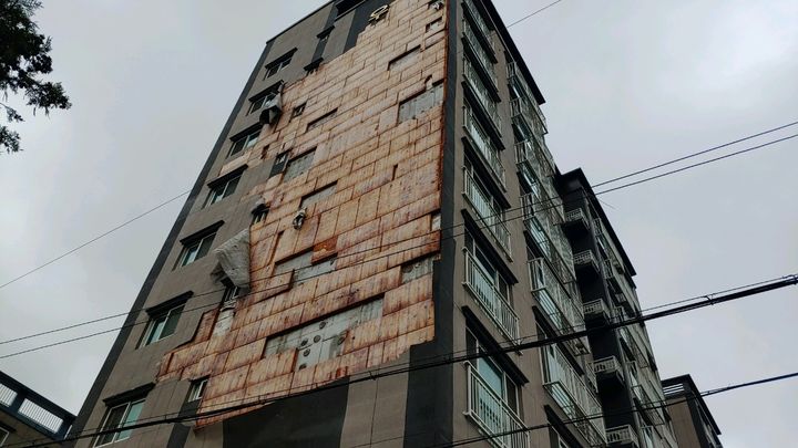 [부산=뉴시스] 19일 오전 6시41분께  부산 강서구의 한 빌라 외벽이 파손됐다는 신고가 접수돼 소방당국이 안전조치에 나섰다. (사진=부산소방재난본부 제공) 2025.07.19. photo@newsis.com *재판매 및 DB 금지