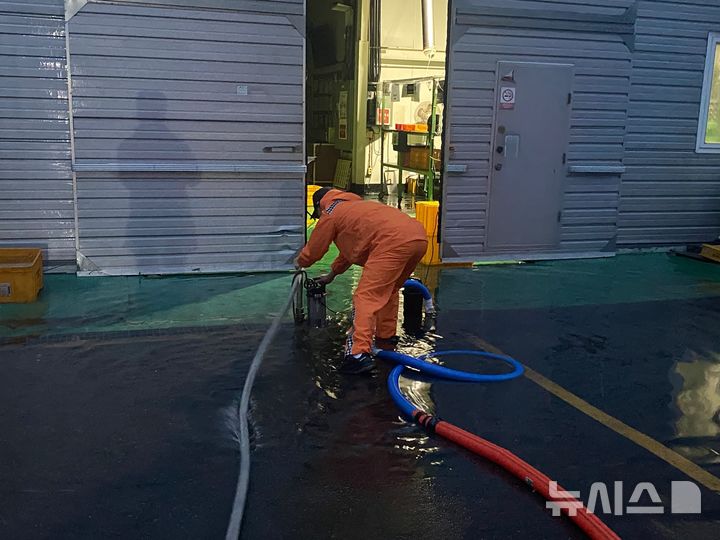 [함안=뉴시스]경남소방본부 소속 대원들이 19일 오전 4시42분께 함안군 함안면 파수리 한 공장에서 배수 작업을 하고 있다.(사진=경남소방본부 제공) 2025.07.19.photo@newsis.com