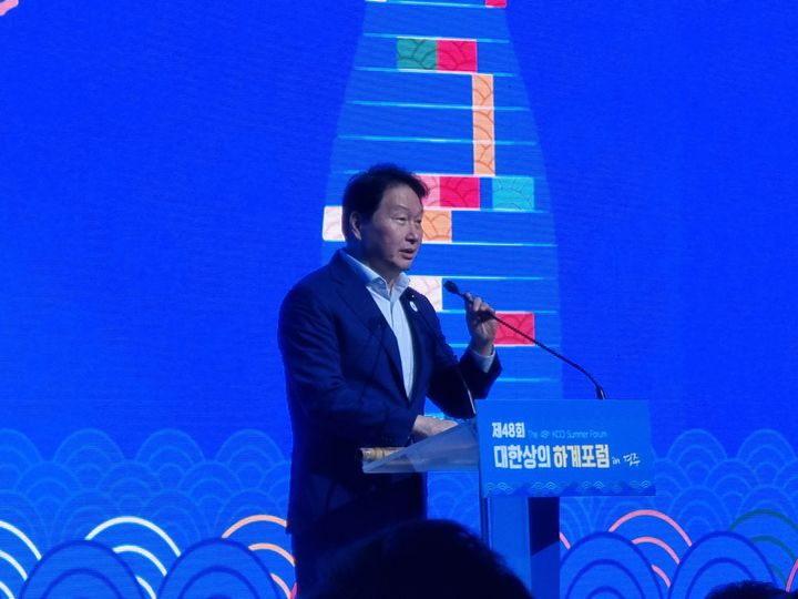 [경주=뉴시스]이지용 기자 = 최태원 대한상공회의소 회장이 19일 경북 경주 라한셀렉트에서 열린 제48회 대한상의 경주포럼 폐막식에서 폐회사를 하고 있다. 2025.07.19. leejy5223@newsis.com *재판매 및 DB 금지