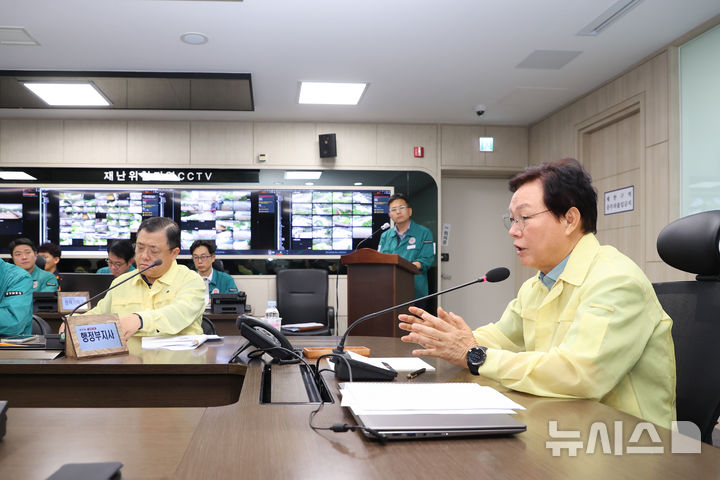 [창원=뉴시스]박완수 경남도지사가 19일 오전 경남도청 재난안전대책본부에서 집중호우 피해대책 시군 부단체장 긴급회의를 주재하고 있다.(사진=경남도 제공) 2025.07.19. photo@newsis.com