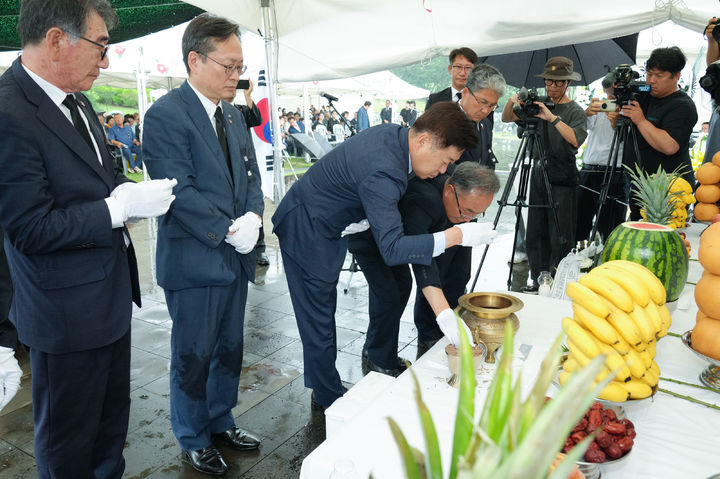 [제주=뉴시스] 오영훈 제주지사가 18일 오전 제주4·3평화공원 행방불명인표석 위령제단에서 봉행된 제24회 제주4·3 행방불명희생자 진혼제에서 분향하고 있다. (사진=제주도 제공) 2025.07.19. photo@newsis.com *재판매 및 DB 금지
