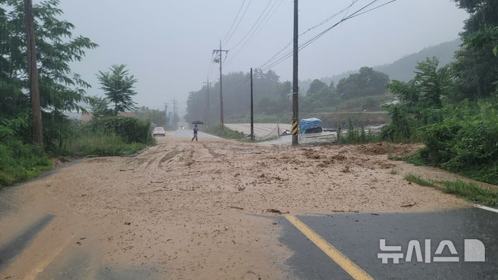 [함양=뉴시스]서희원기자=19일 오전 함양군 휴천면 방향 함양레미콘 앞 일반도로 토사 유입 현장. 이날 오후 1시30분께 통행이 재개됐다.2025.07.19. shw1881@newsis.com