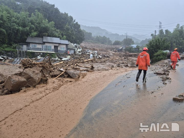 [산청=뉴시스]19일 오후 경남 산청군 산청읍 부리면 산청대로 1766 95-3 장미농원 인근의 주택가 및 도로 토사 유입으로 출입이 통제되고 있다.(사진=경남소방본부 제공) 2025.07.19. photo@newsis.com