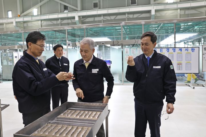 [창원=뉴시스]기업체 현장경영하는 조청래(오른쪽) 농협은행 경남본부장.(사진=경남농협 제공) 2025.07.19.photo@newsis.com *재판매 및 DB 금지